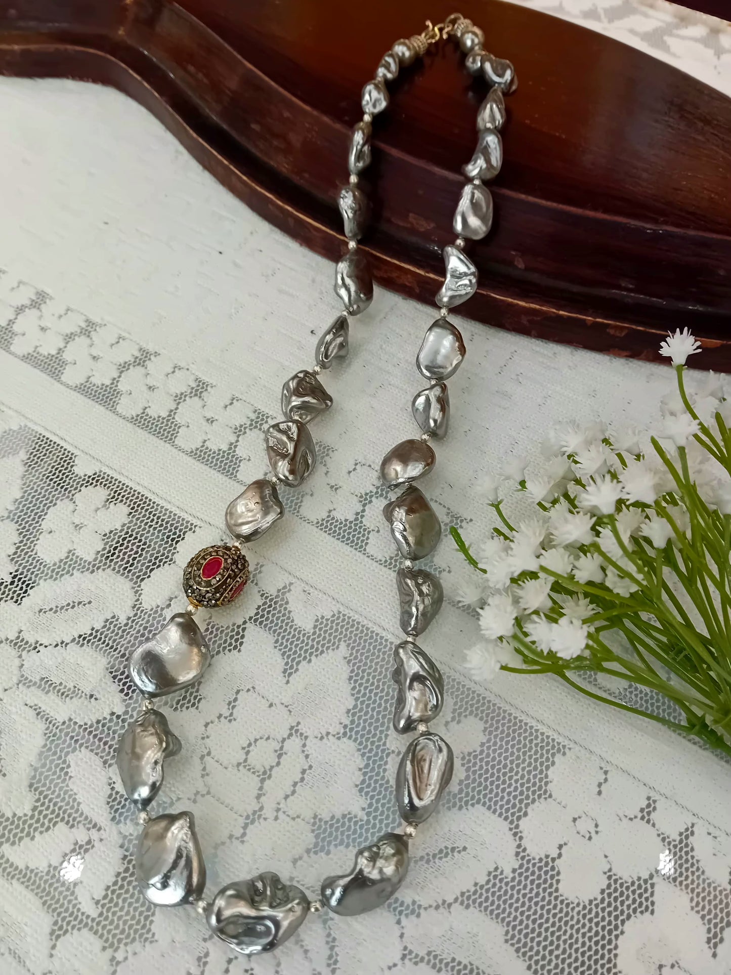 Shell pearl neckpieces