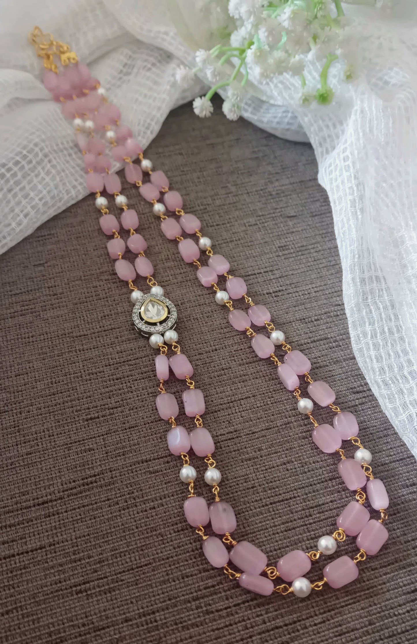 Monalisa stone beads with side brooch design