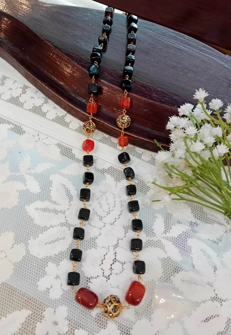 Box shaped agate beaded neckpiece