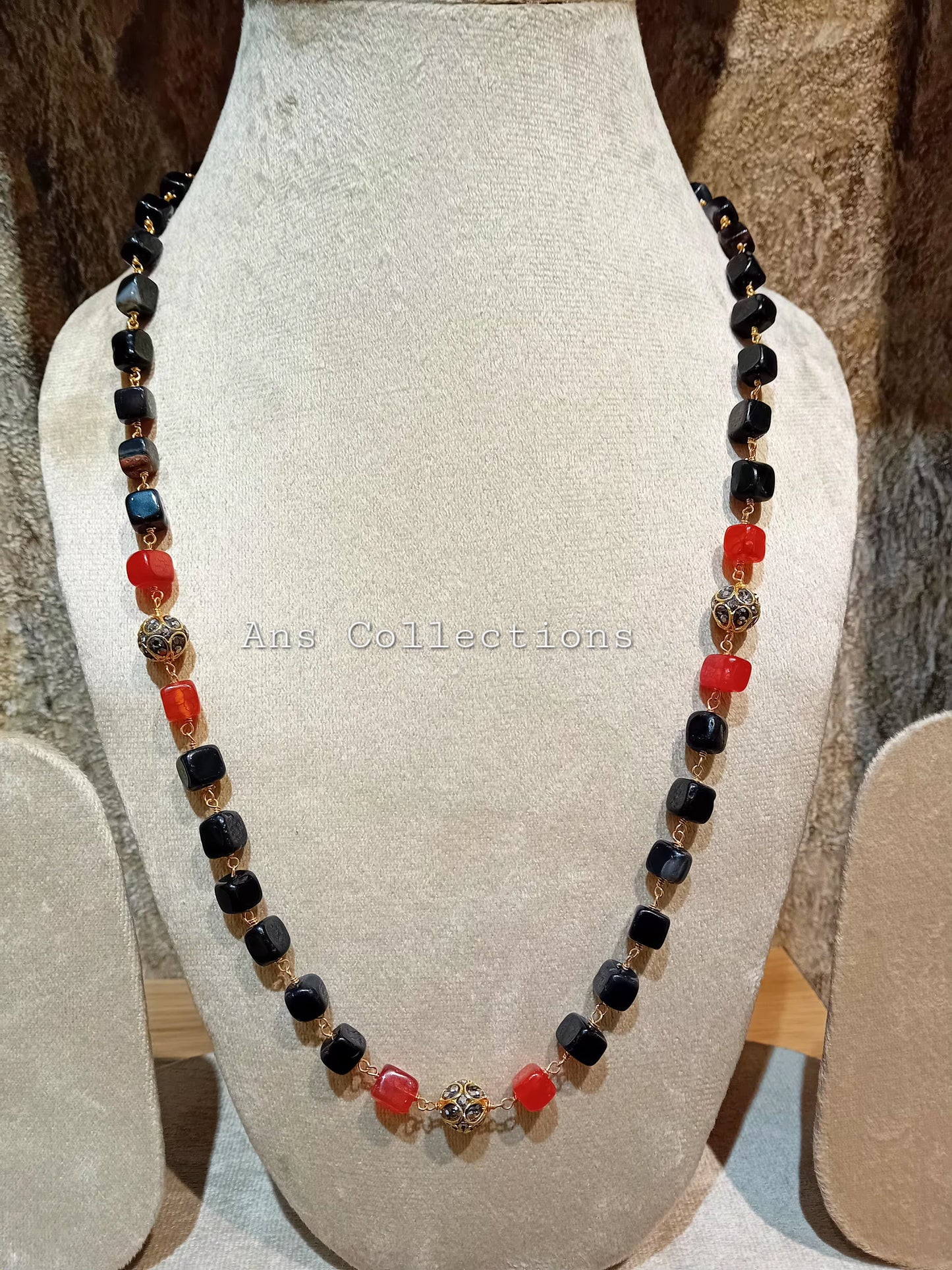 Box shaped agate beaded neckpiece