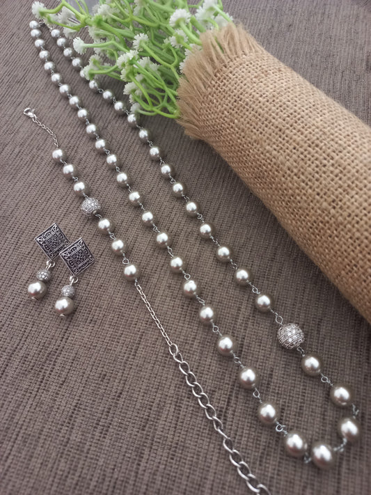 Grey shell pearl neckpiece
