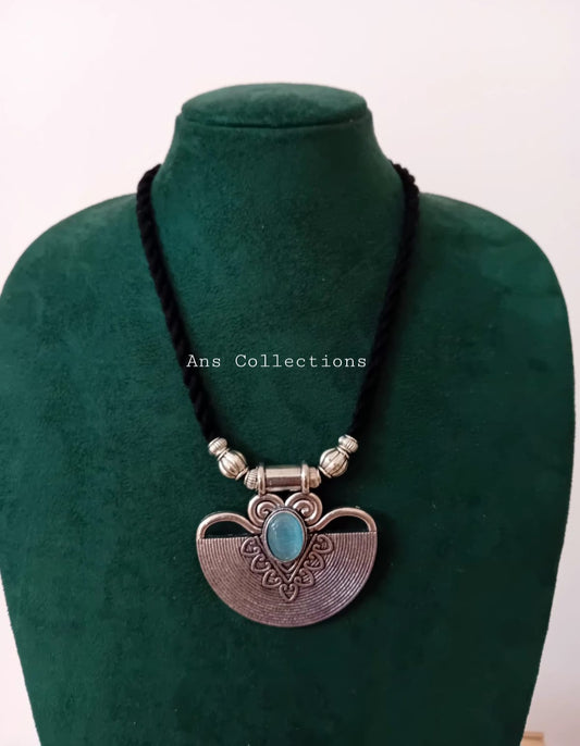 Pendant with thread design
