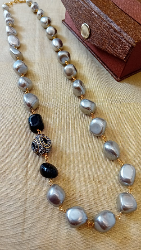 Japanese shell pearl neckpiece