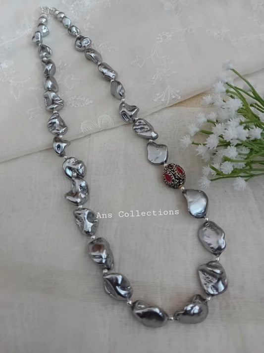 Grey shell pearl neckpiece