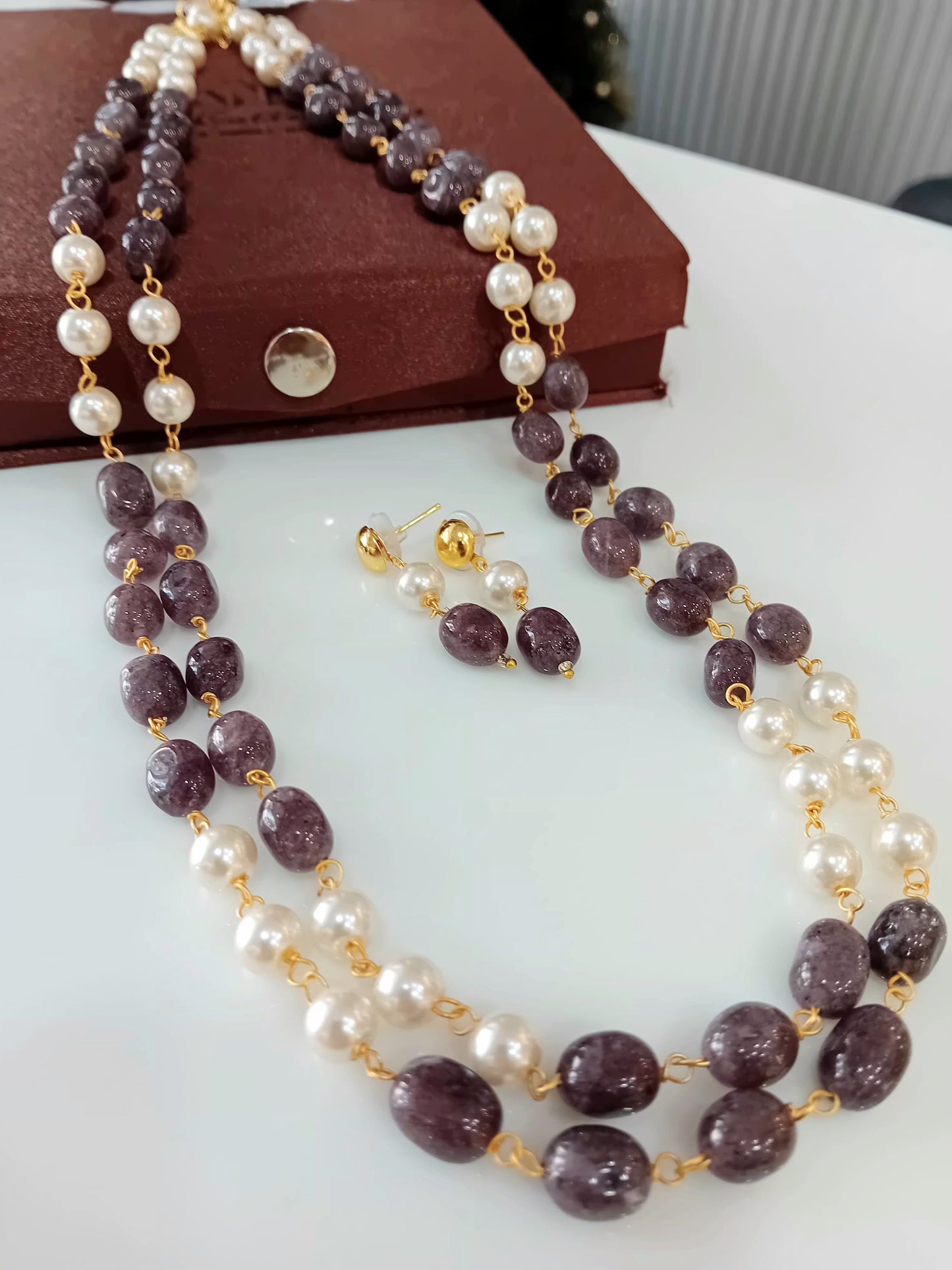 Two layer beaded neckpiece