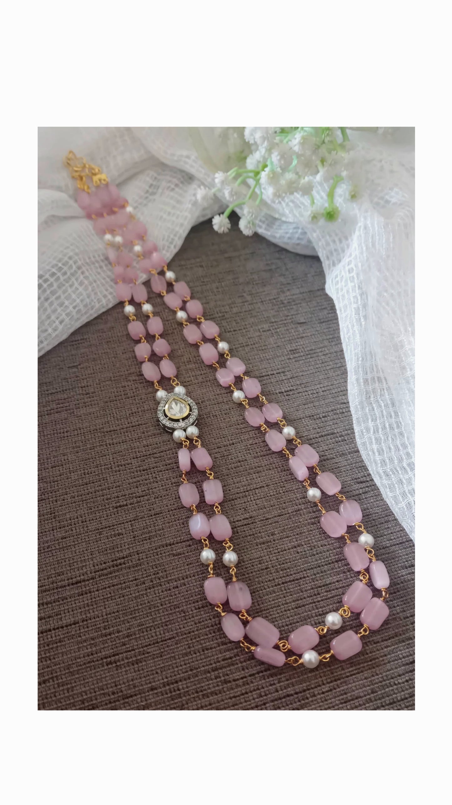Monalisa stone beads with side brooch design