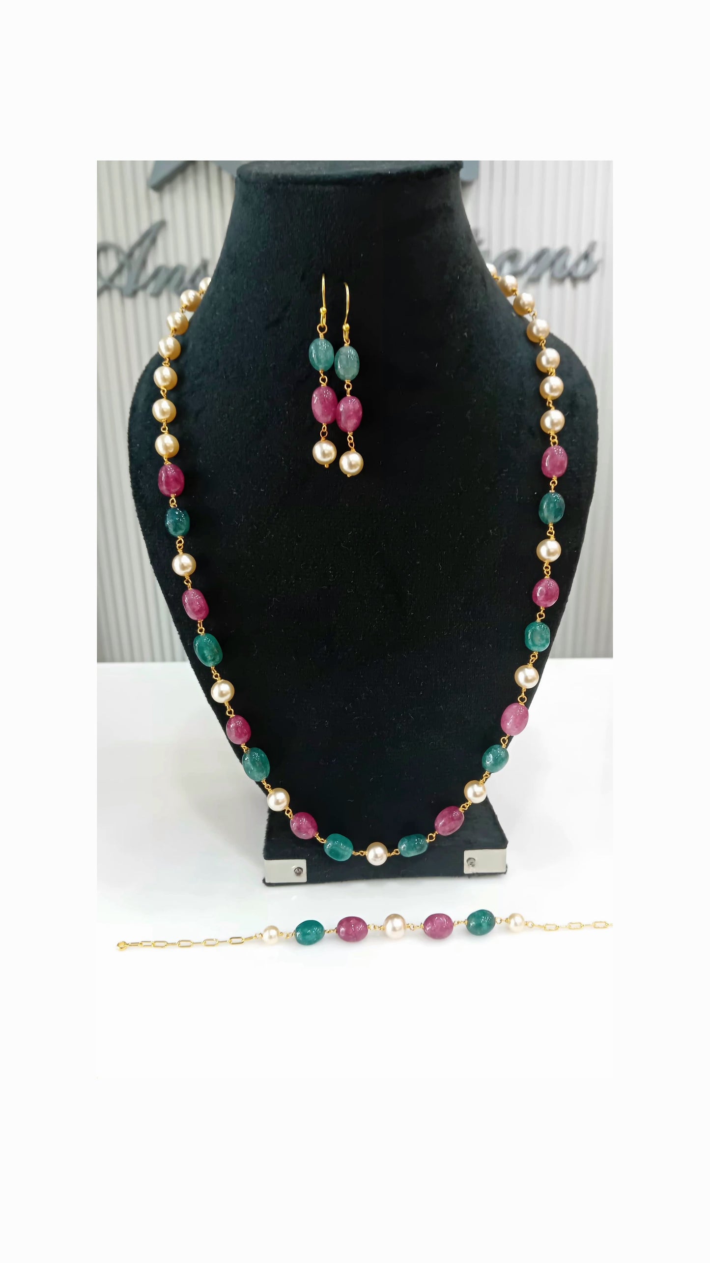 Beaded jewellery set