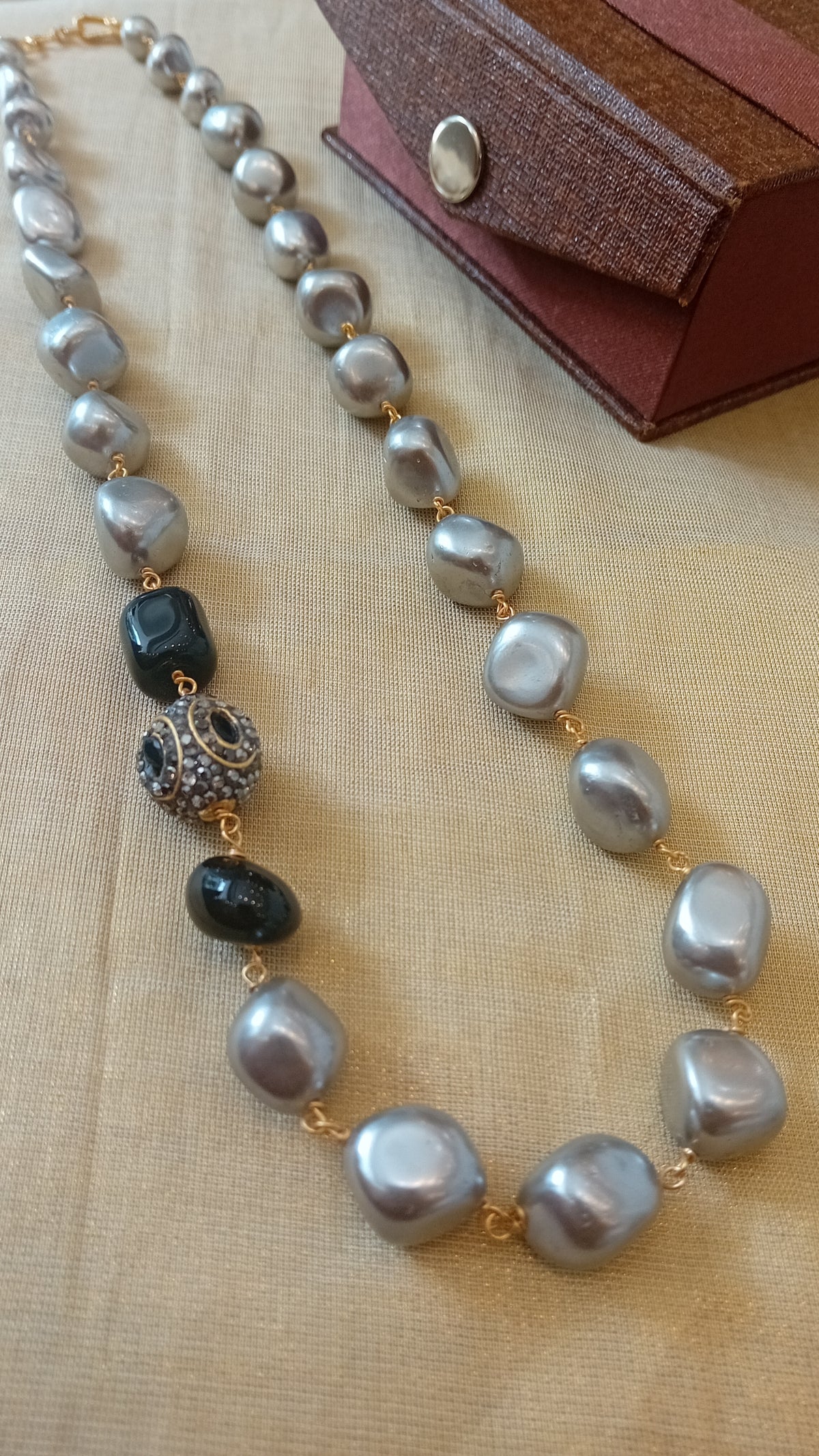 Japanese shell pearl neckpiece