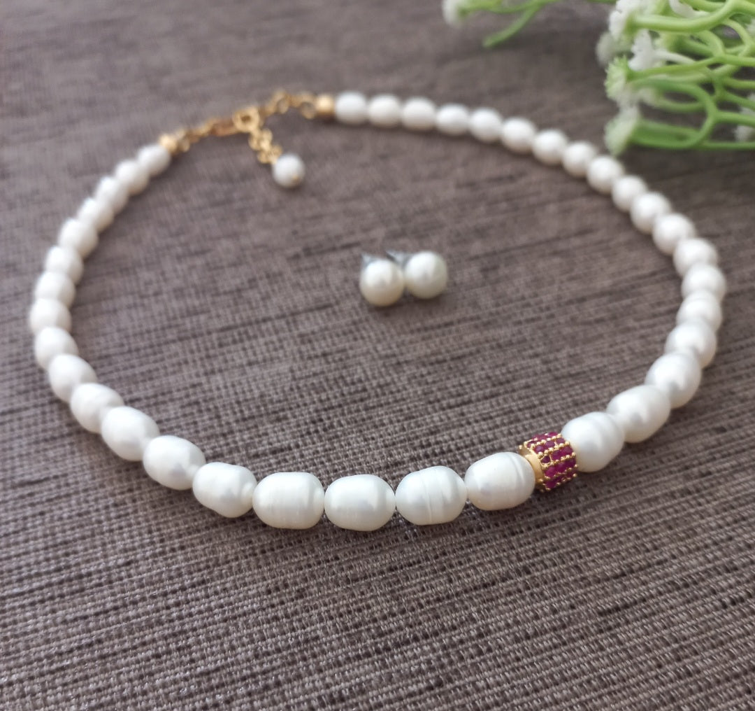 Pearl choker