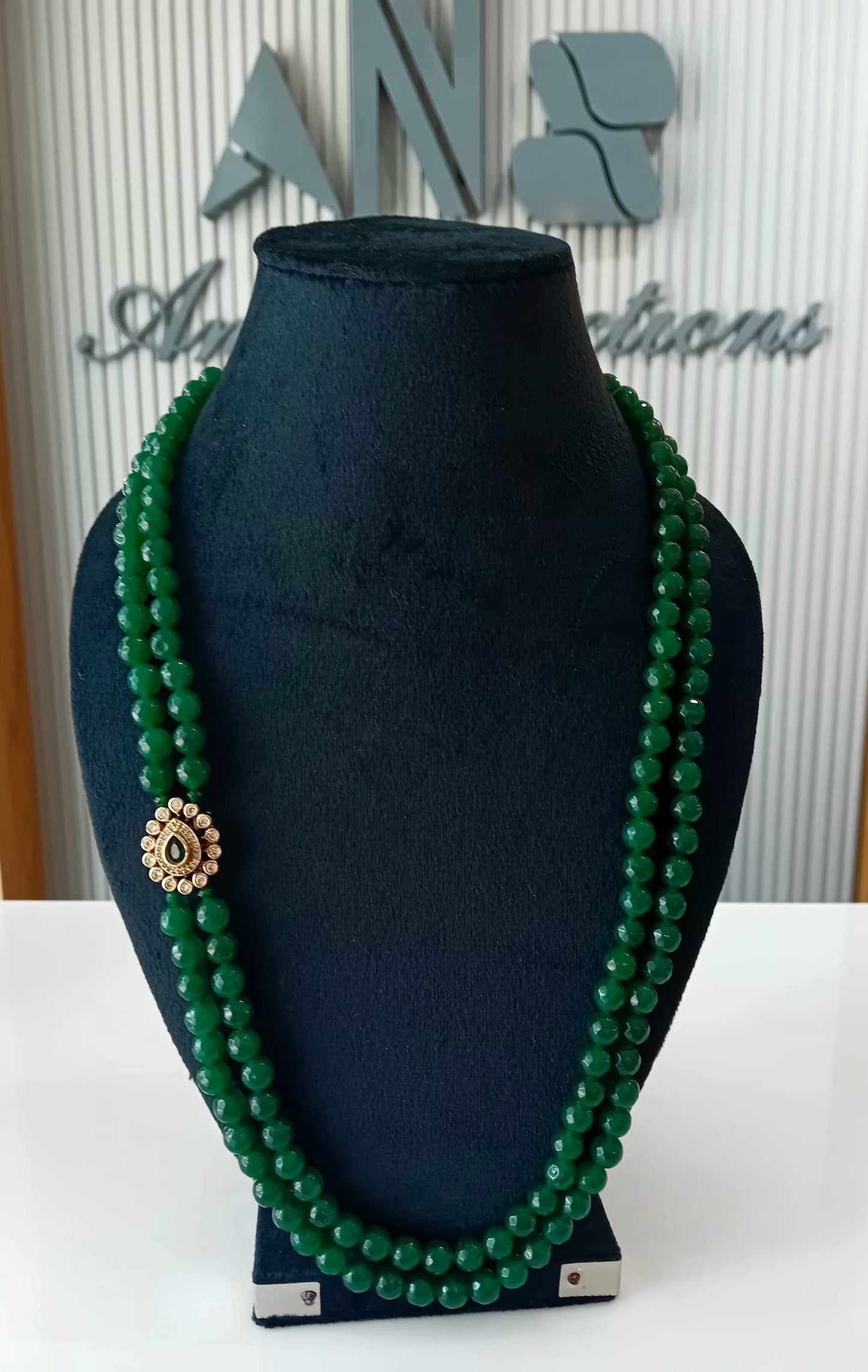 Agate stone with side brooch design