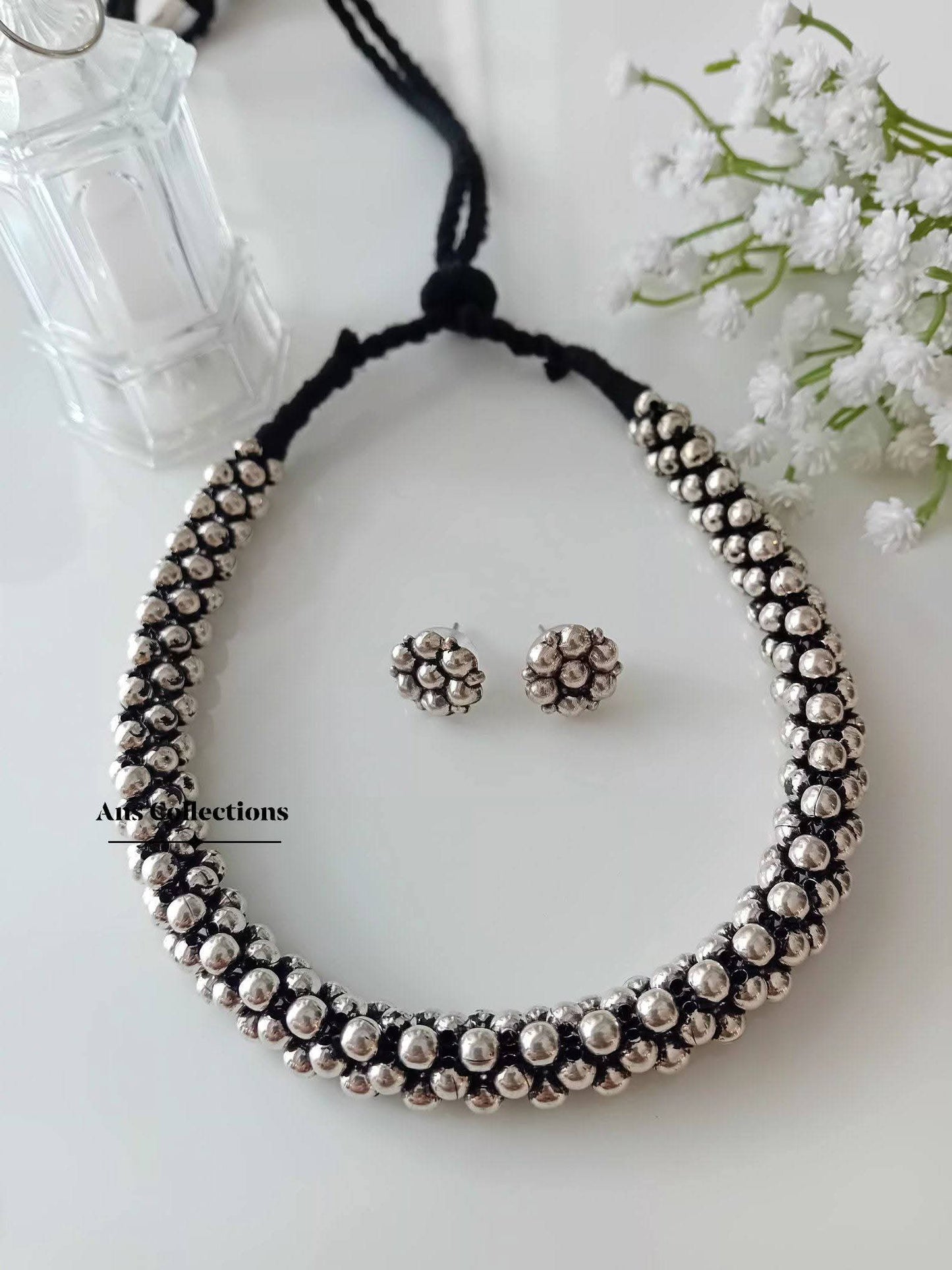 Thushi neckpiece