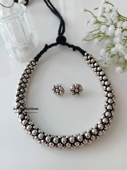 Thushi neckpiece