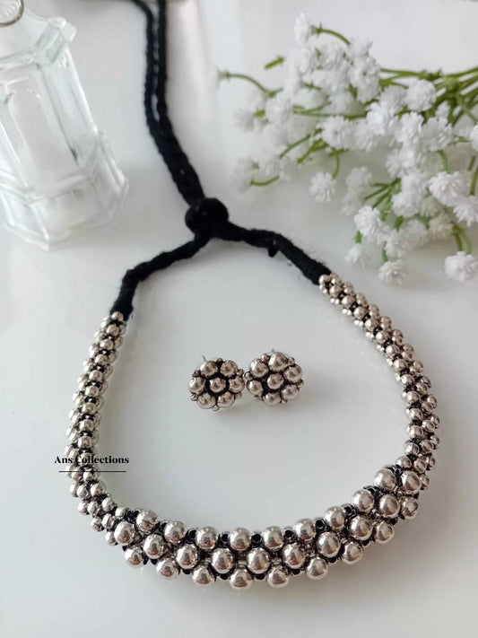 Thushi neckpiece