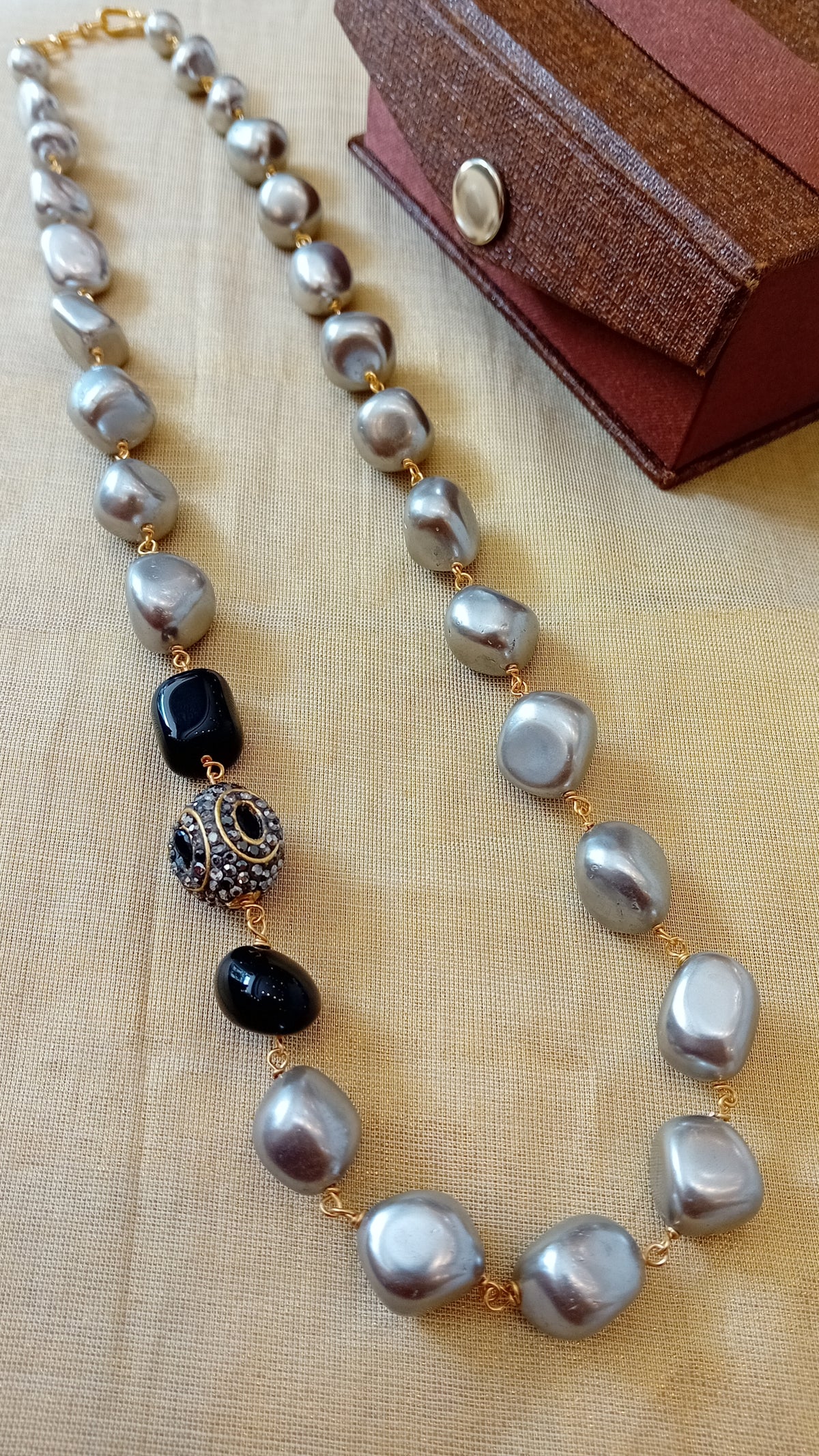 Japanese shell pearl neckpiece