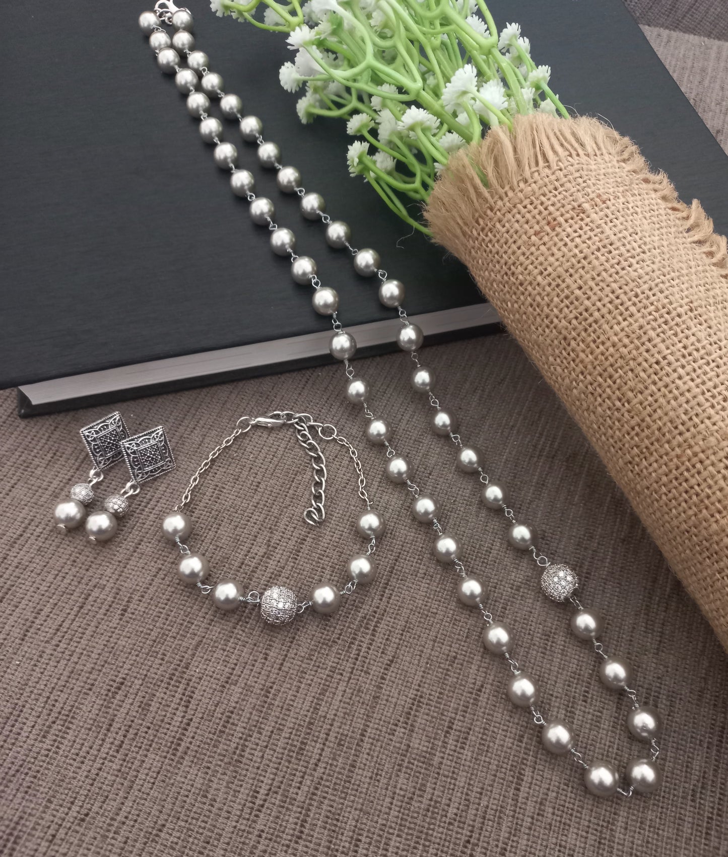 Grey shell pearl neckpiece